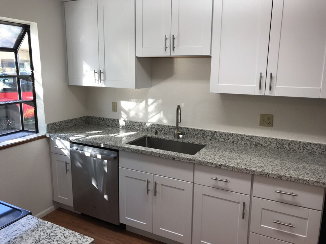 Foto principal - Spacious 2 story 4 bed. 2 bath condo