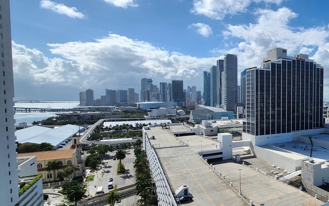 Building Photo - 1750 N Bayshore Dr