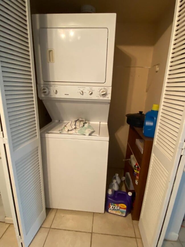 Building Photo - 4403 Lakeside Dr