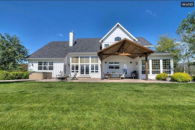Building Photo - Welcome to Running Ridge.... Fully Furnished Luxury Home!