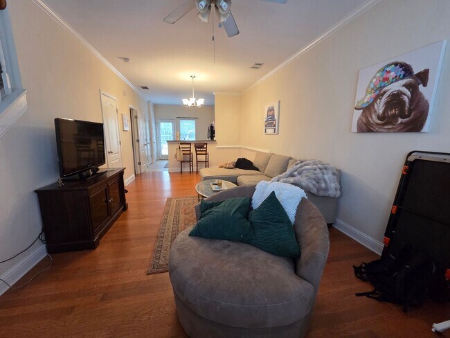 Building Photo - 2 Bedroom Townhouse at Whitehall Village!