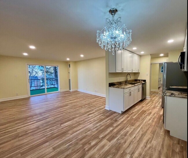 Building Photo - 2375 S Linden Ct