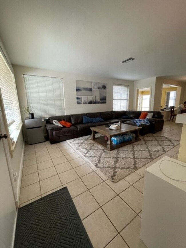 Foto del edificio - R1016 University Heights