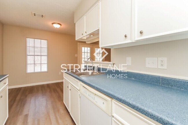 Foto del edificio - REDUCED! - $500 off first month’s rent if ...