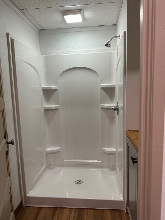 Ducha - 710 Beaumont Ave