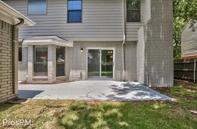 Building Photo - 5 br, 2.5 bath House - 2117 Summit Dr