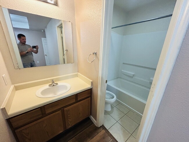 Building Photo - Gorgeous 3 Bed/2 Bath Duplex in North East SA