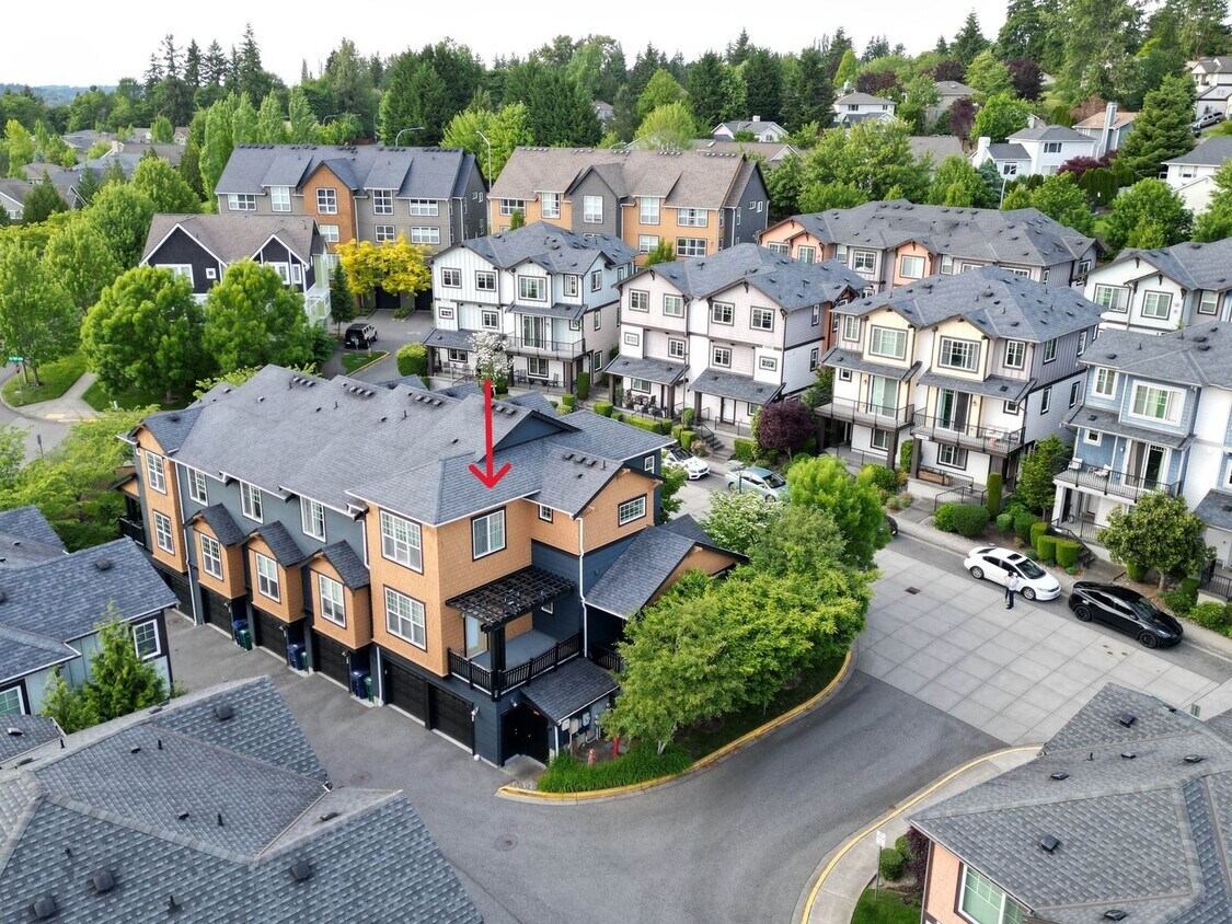 Foto principal - Spacious 3BR/3.5BA Townhome in Desirable E...