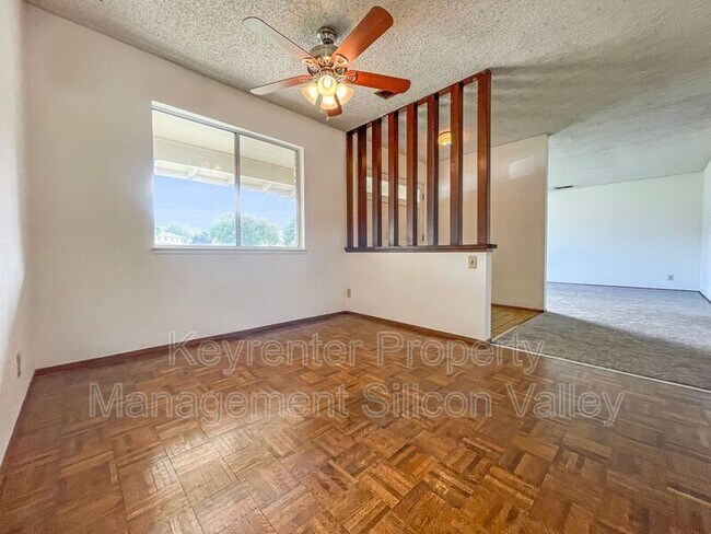 Building Photo - 365 Mustang St