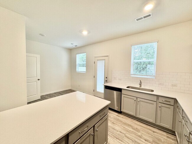 Foto del edificio - AVAILABLE JANUARY 6TH  Start the new year right! 3 br 2.5 ba near I-85 and shopping.