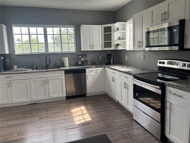 Foto del edificio - 4120 NW 166th St