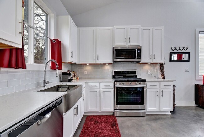 Building Photo - Contemporary, Urban Condo for Lease in Cen...