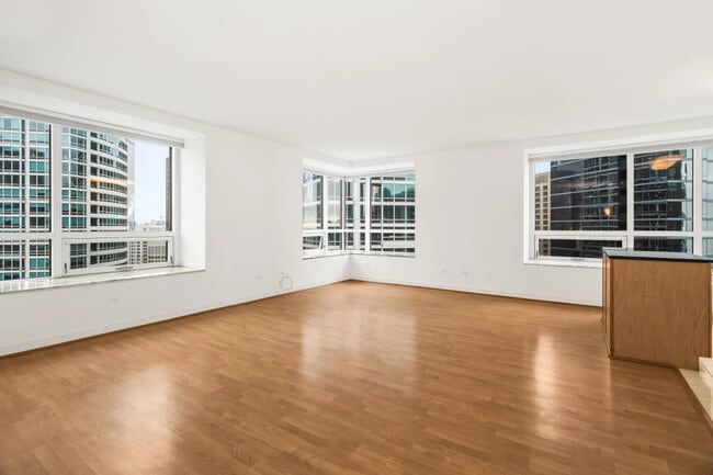 Building Photo - 512 N McClurg Ct