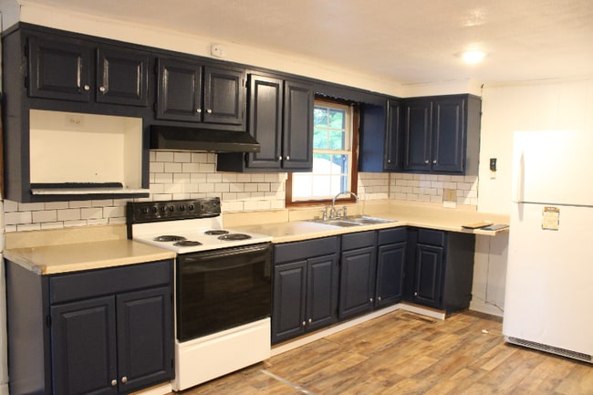 Building Photo - 225 Bland St