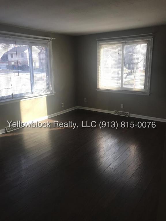 Building Photo - 320 E 79th Terrace