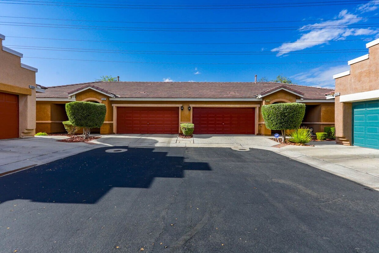 Foto principal - Beautiful, Single Story, 2 bed, 2 bath, To...