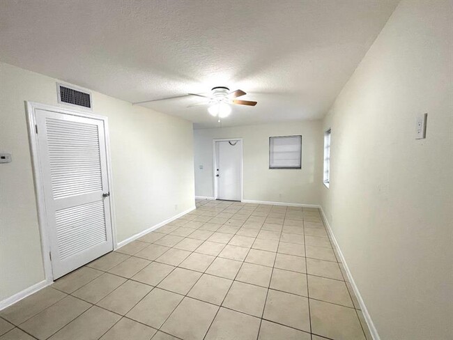 Building Photo - 501 W Kalmia Dr