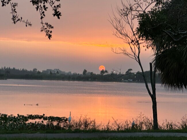 Foto del edificio - 2204 Lake Osborne Dr