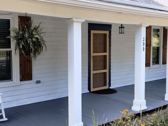 Foto del edificio - Totally Remodeled 2 Bedroom 1 Bath House-Furnished or Unfurnished ! Coming SOON!