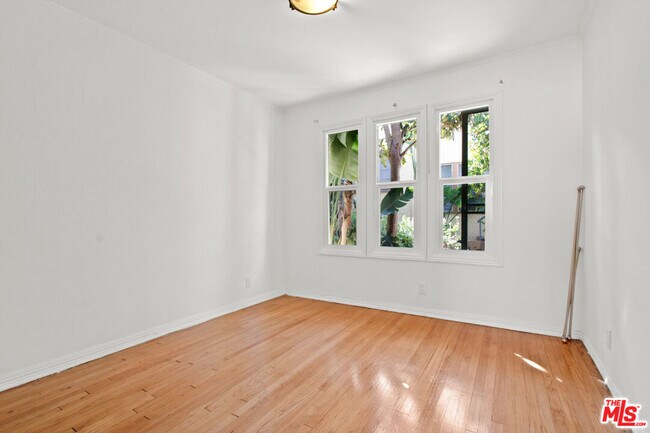 Foto del edificio - 1388 Edgecliffe Dr