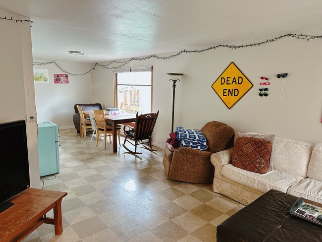 Building Photo - PRELEASE: 4 bd/1ba across from Laurel Park...