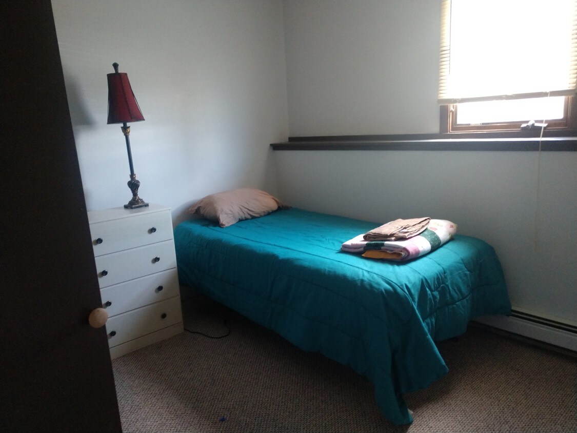 bedroom 2 - 416 Thompson Ave