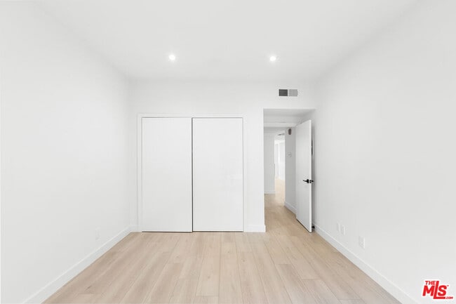Foto del edificio - 10630 Wilkins Ave