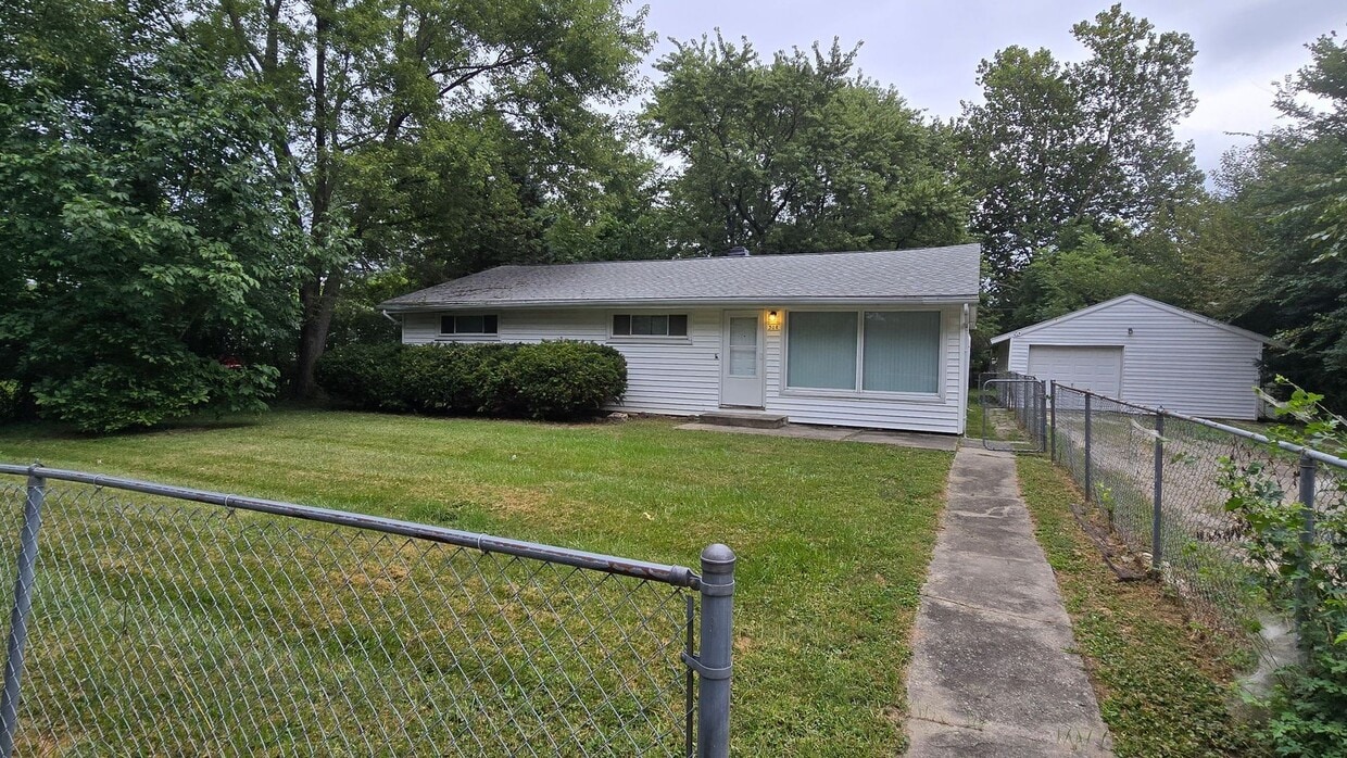 Foto principal - 3 Bed/1.5 Bath - Large fenced in yard!