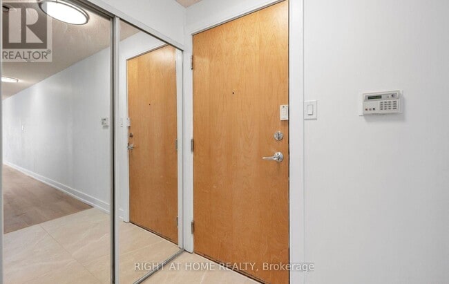 Building Photo - 600 Queens Quay W
