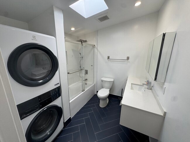 Building Photo - 6439 1/2 Graves Ave