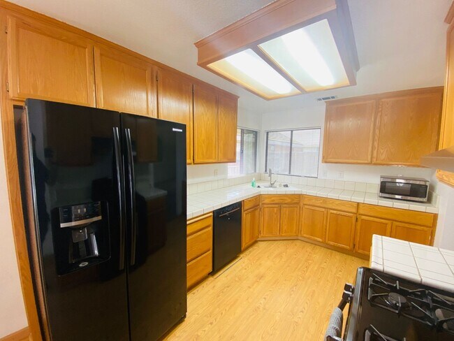 Building Photo - Lovely Galt Home!