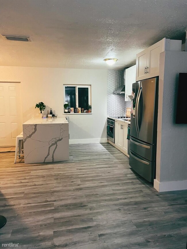 Foto del edificio - 3 br, 1 bath House - 561 NE 61st St