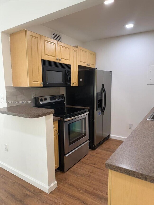 Building Photo - 10794 N Kendall Dr