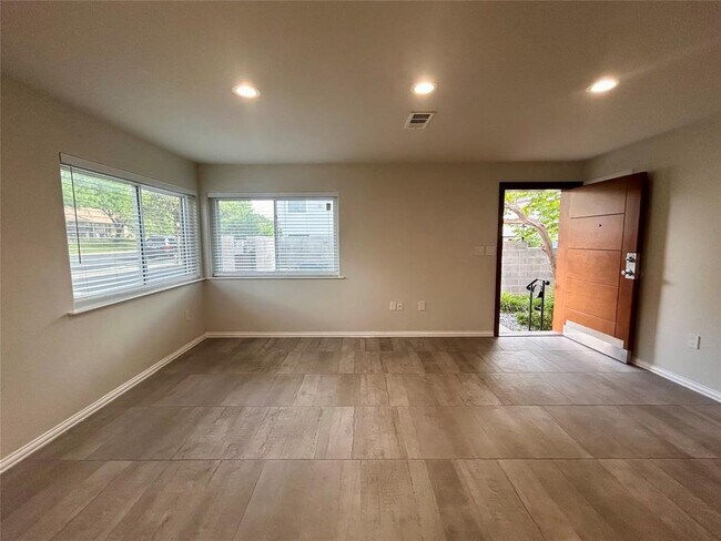 Building Photo - 8920 Trone Cir