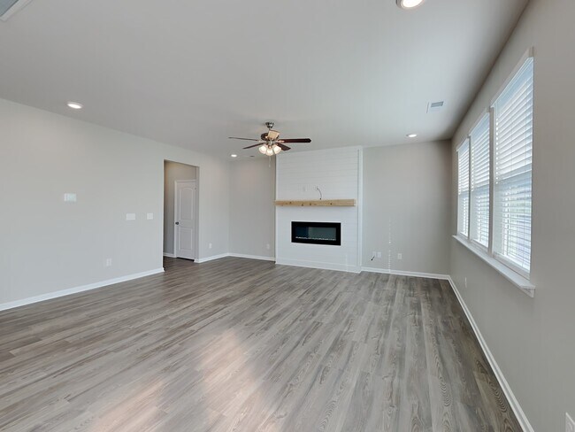 Building Photo - 3042 Eastcott Ave