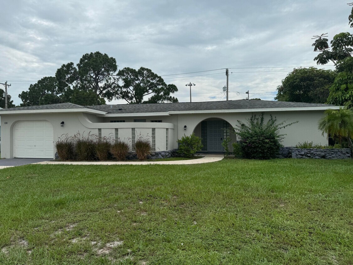 Primary Photo - 118 NW Airoso Blvd