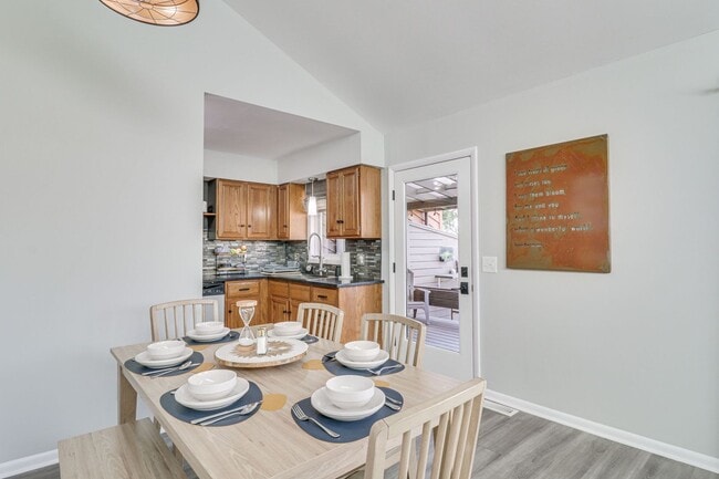 Foto del edificio - Modern 3BR Duplex with Abundant Natural Light