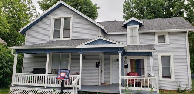 Foto del edificio - 1216 N Grand River Ave