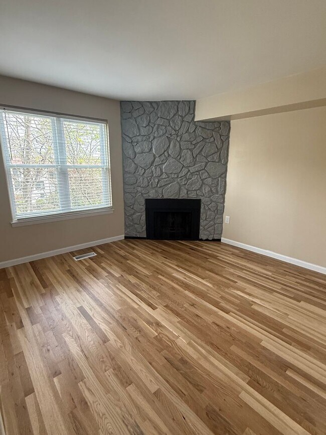 Foto del edificio - Beautiful Updated 4 bedroom townhouse available!