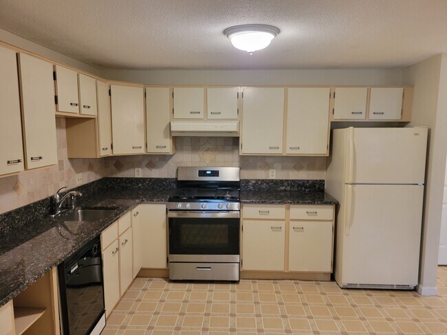 Building Photo - 4 Roedean Dr