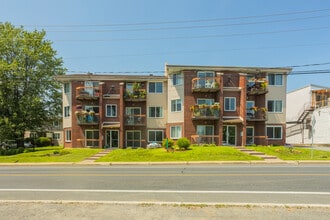 Building Photo - 25-35 Ch Du Richelieu