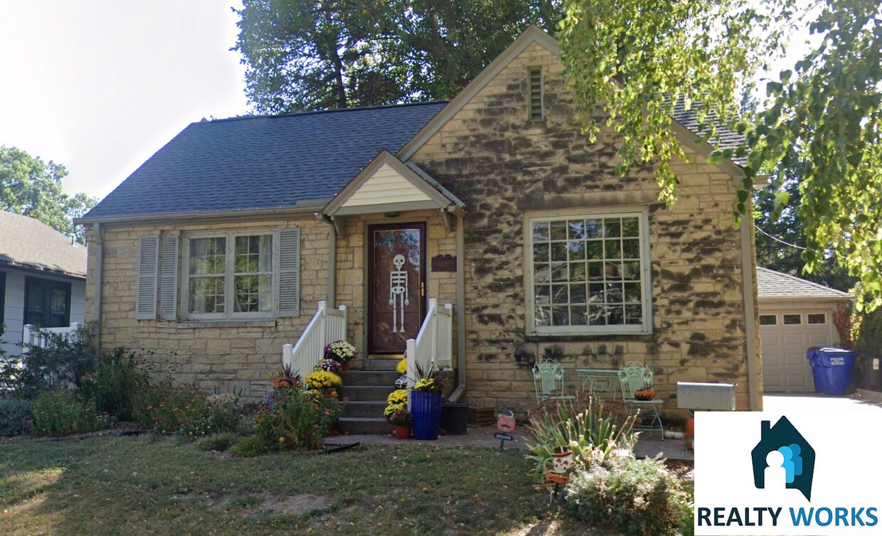 Primary Photo - Charming 2 (+1) Bed Home!