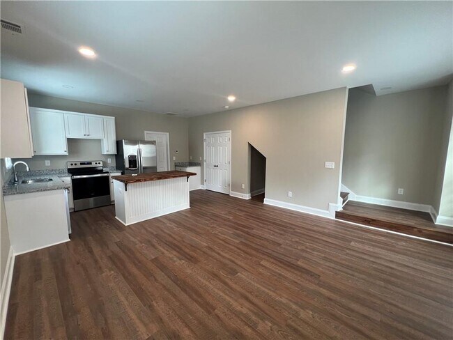 Building Photo - 1027 Park Hill Dr