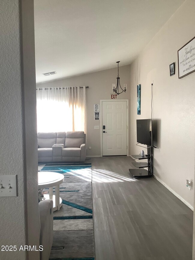 Building Photo - 10432 W Granada Rd