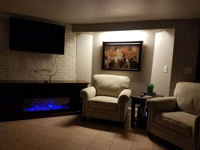 Building Photo - 1503 W 7th Ave