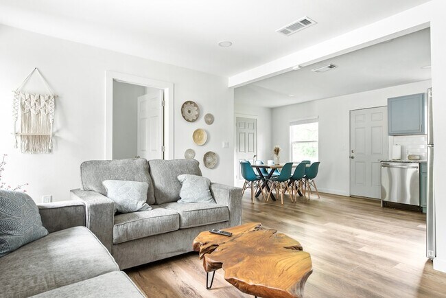 Building Photo - 2321 Muret St