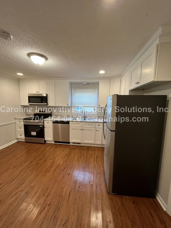 Foto del edificio - 7622 Helmdale Ave