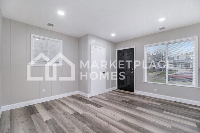 Building Photo - 18503 Riopelle St