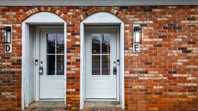 Front Door 100 Lynn E - 100 Lynn Cir