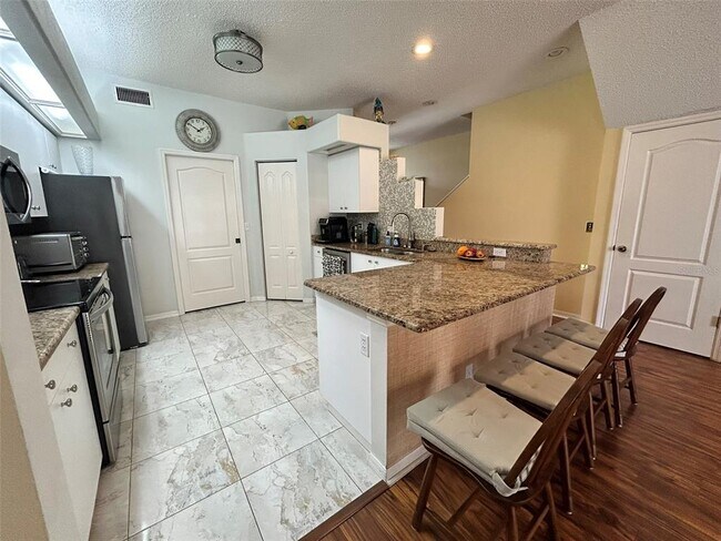 Building Photo - 245 Hemingway Dr